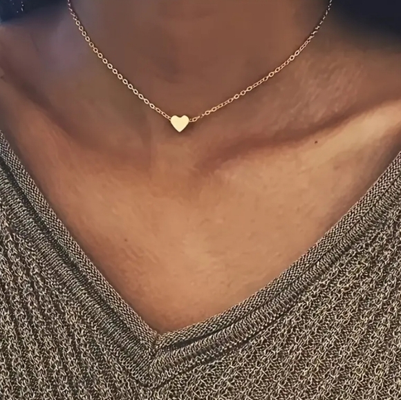 Minimalist Gold Heart Pendant Necklace - Picture 4 of 4
